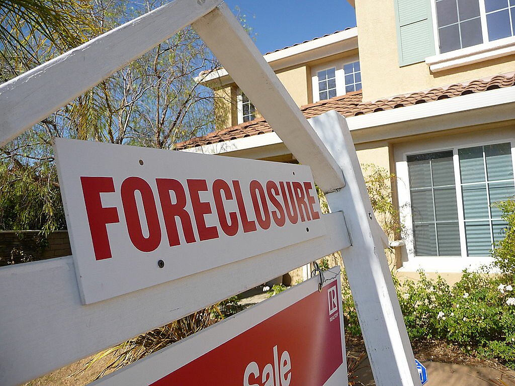 Media Name: 1024px-sign_of_the_times-foreclosure.jpg