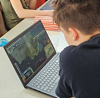 Students playing Civ