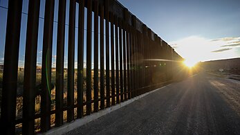 Picture of border wall between US and Mexico