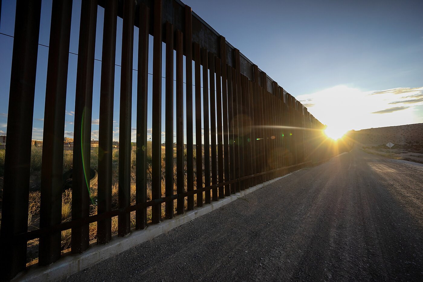 Picture of border wall between US and Mexico