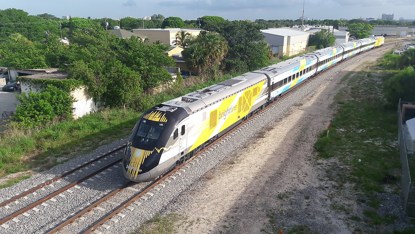 Florida's Brightline train on train tracks. Creative Commons Attribution 2.0 Generic license
