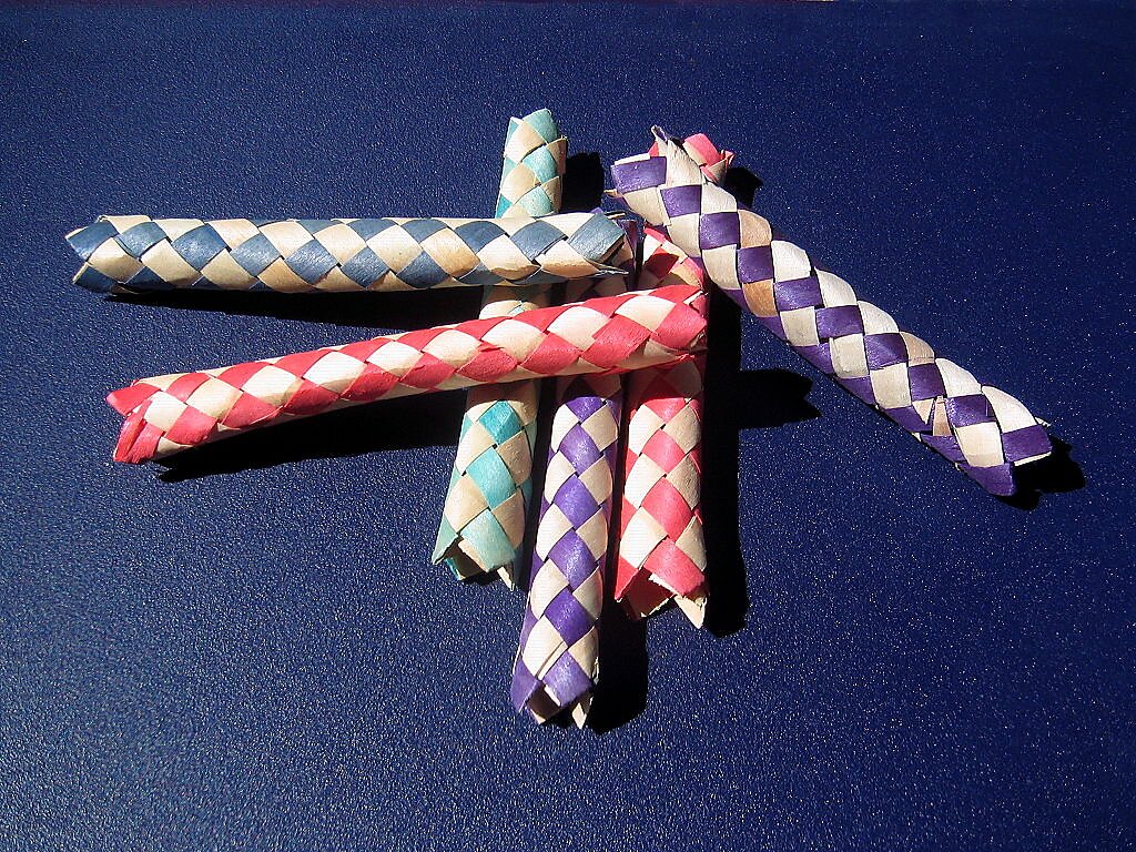 Media Name: 1024px-finger_trap_toys.jpg